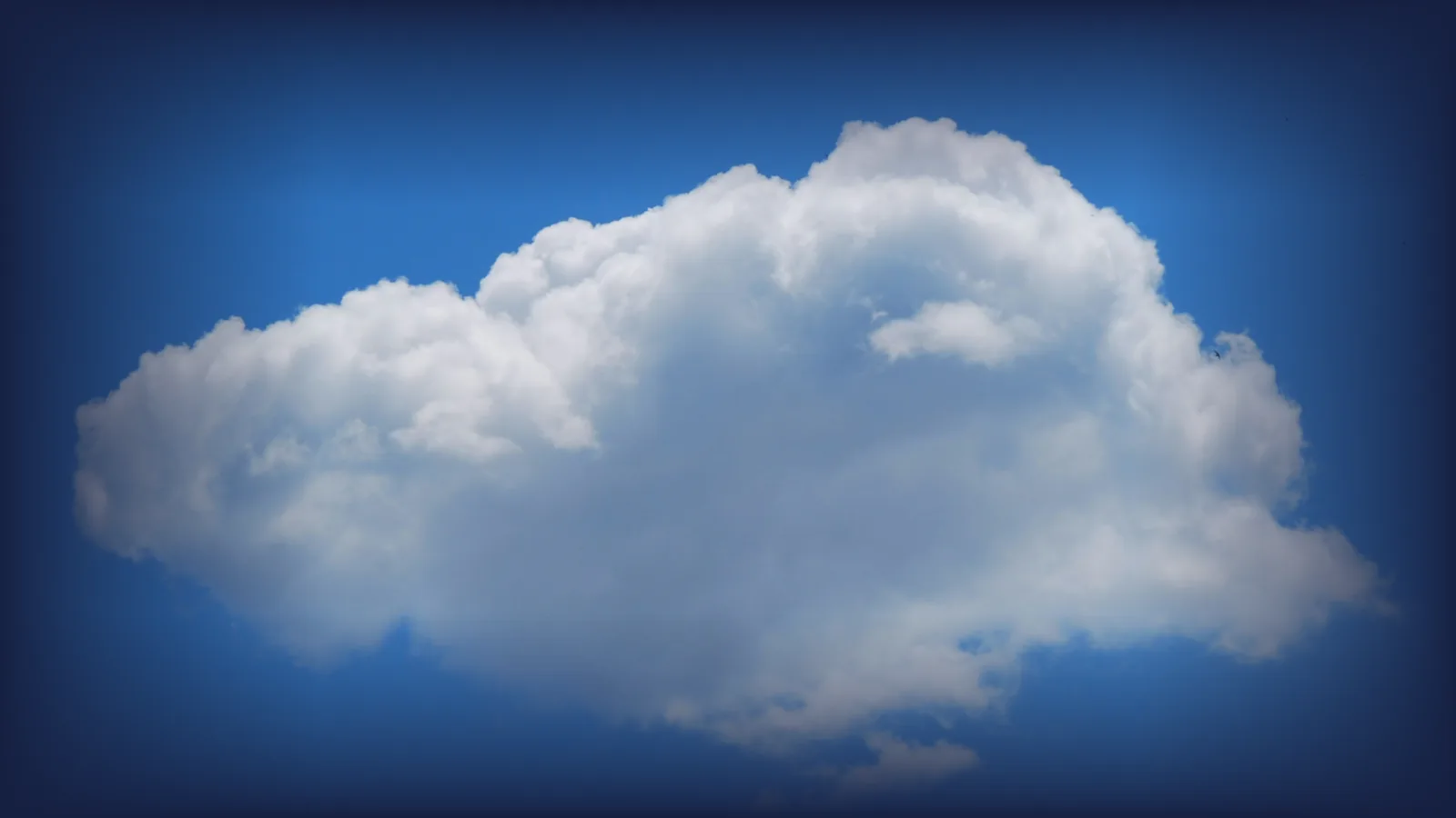 Einzelne weiße Wolke am blauen Himmel als Sinnbild für Cloud-Backups kleiner Unternehmen