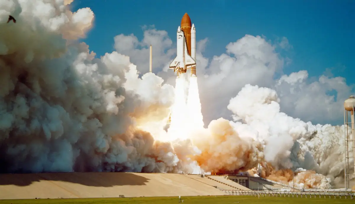 Start der Raumfähre Challenger mit gewaltigen Rauch- und Flammenwolken — ein Bild für die Energie und Präzision, die ein rechtzeitig geplanter Release benötigt