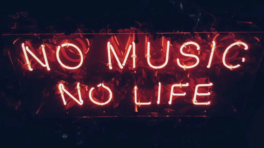 Neon-Schriftzug in leuchtendem Orange-Rot vor dunklem Hintergrund – ein Plädoyer dafür, die Musik ins Zentrum zu stellen und ihr ein eigenes Zuhause zu geben