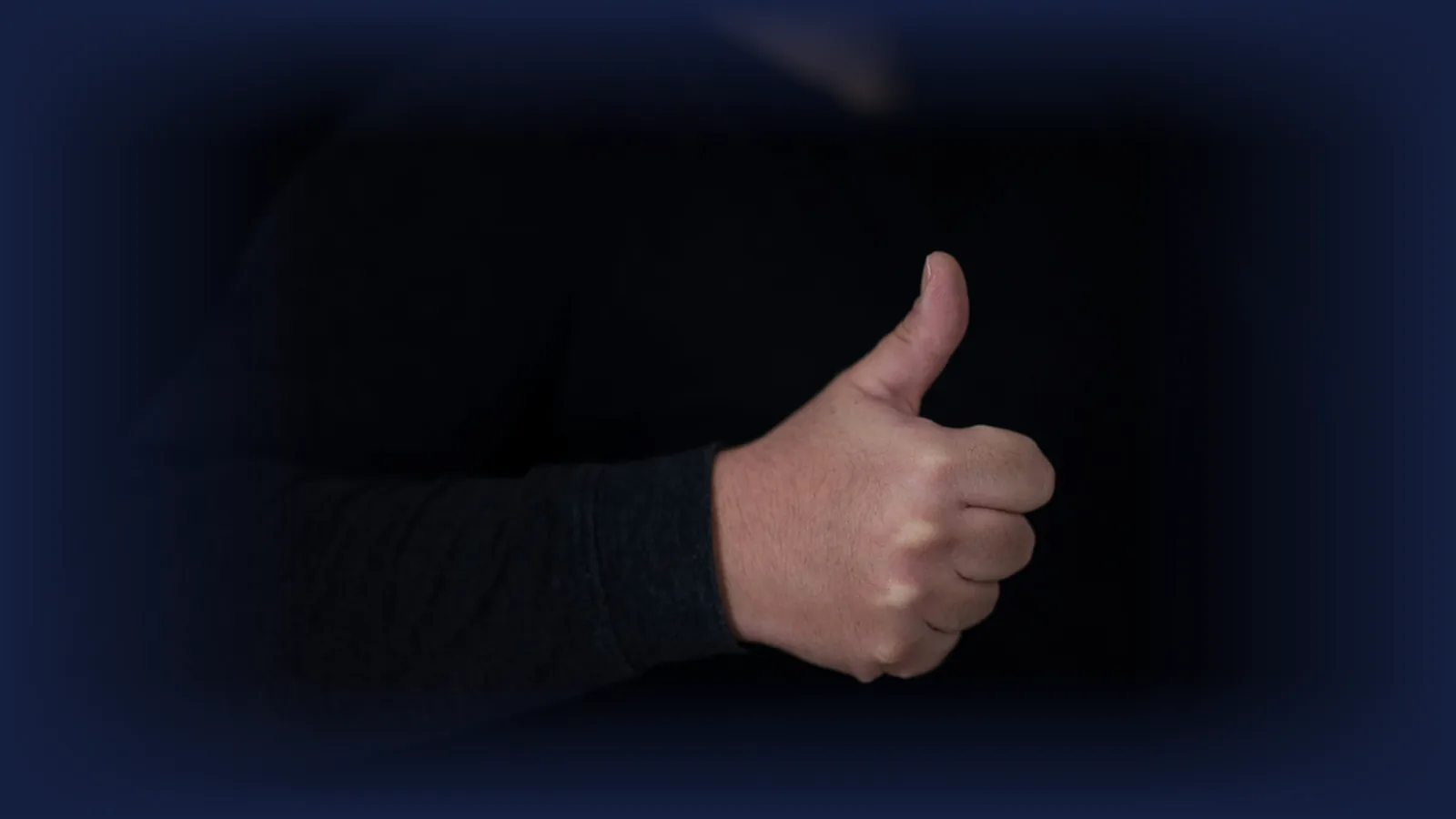 Hand zeigt Daumen hoch als Sinnbild für positive Google-Bewertungen