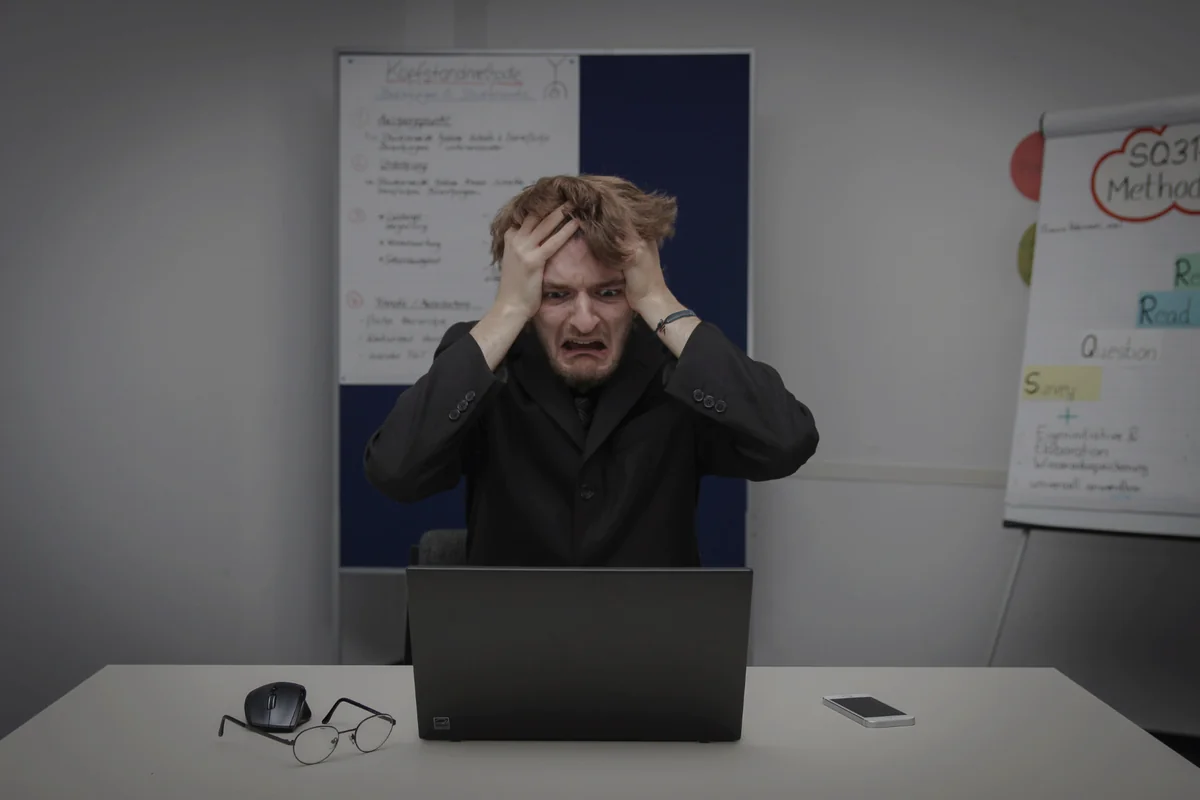 Frustrierter Geschäftsmann am Laptop – Symbolbild für Websites, die bei Google nicht sichtbar werden